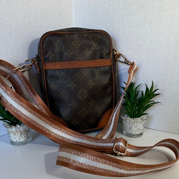 Louis Vuitton Monogram Danube Crossbody Date Code
Date Code SL8911
6” x 9” x 2” - Picture 1 of 11